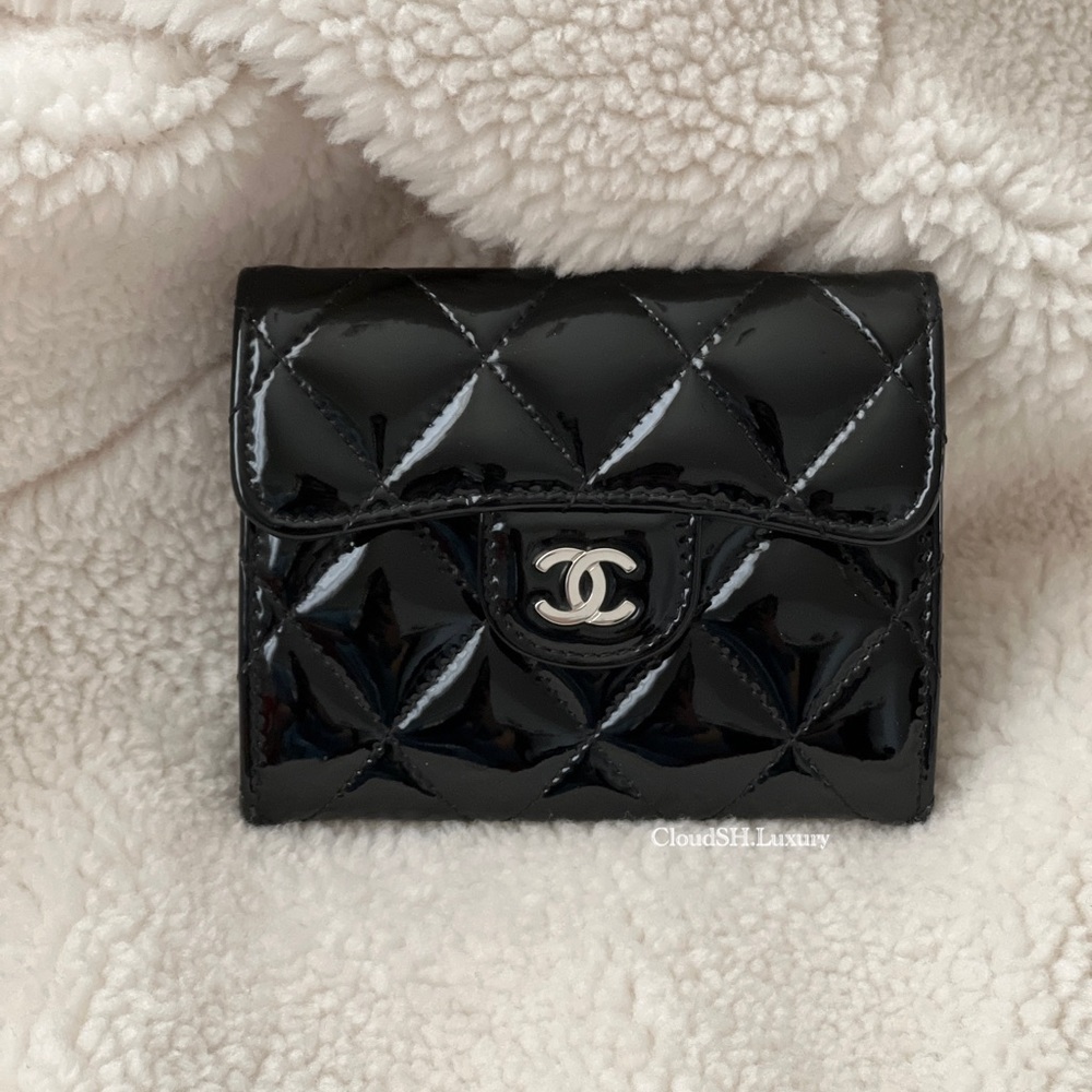 Auth Chanel XL Patent Leather Classic Quilted Flap Card Holder